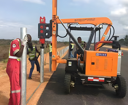 Driver Pile Pagar Pembatas sedang digunakan